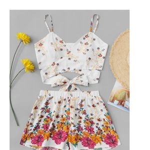 White and flower 2 piece set ‼️60% off‼️ limited